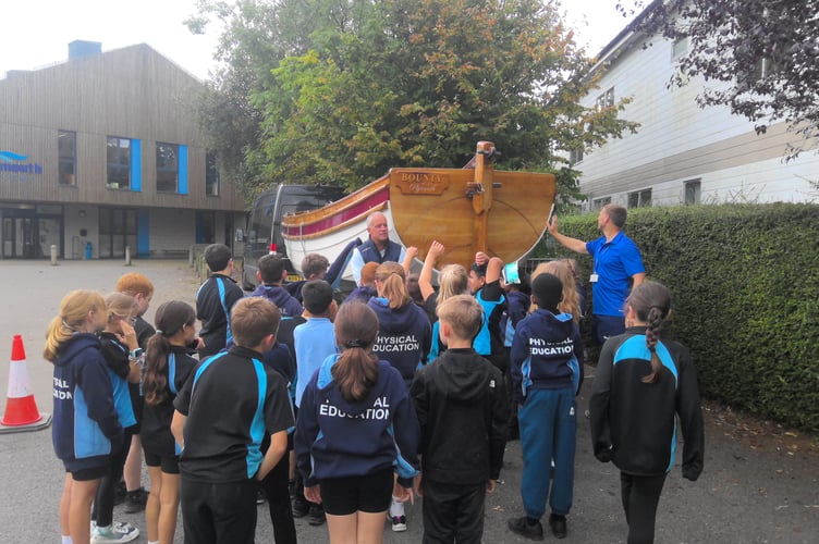 Dartmouth Academy primary pupils meet Conrad Humphreys and his sailing boat 'Bounty'
